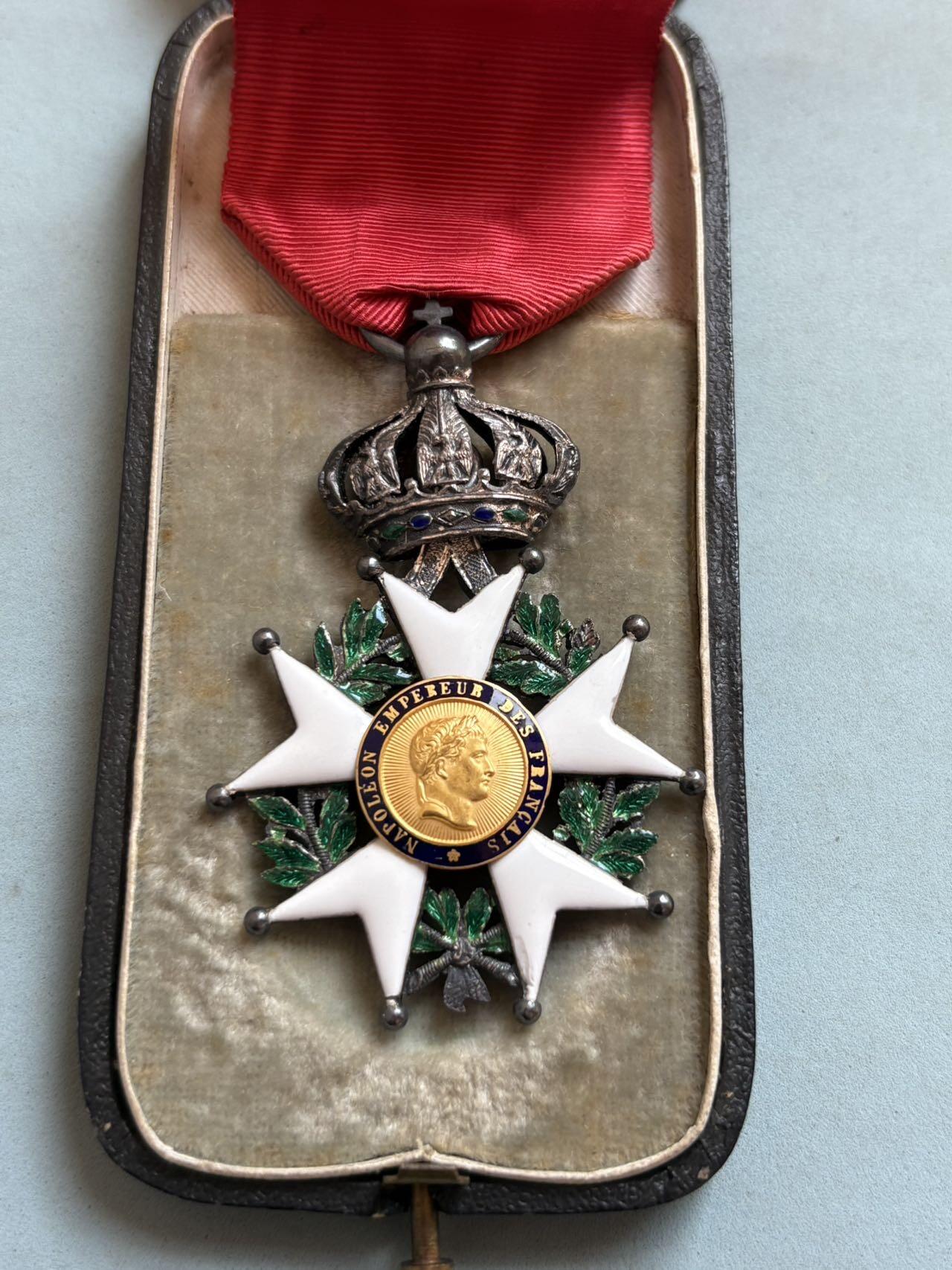 盛世勋华——号角文化勋章邮票专场拍卖第289期 法国骑士级荣誉军团勋章 银制（中心为金制） 珠宝商定制第二帝国版 带定制原盒，其制造商为Ouizille & Lemoine公司，法兰西第二帝国（1852-1870）“荣誉军团勋章”的官方制造商，同时为教皇、俄国皇室制作勋章（如圣弗拉基米尔星章）