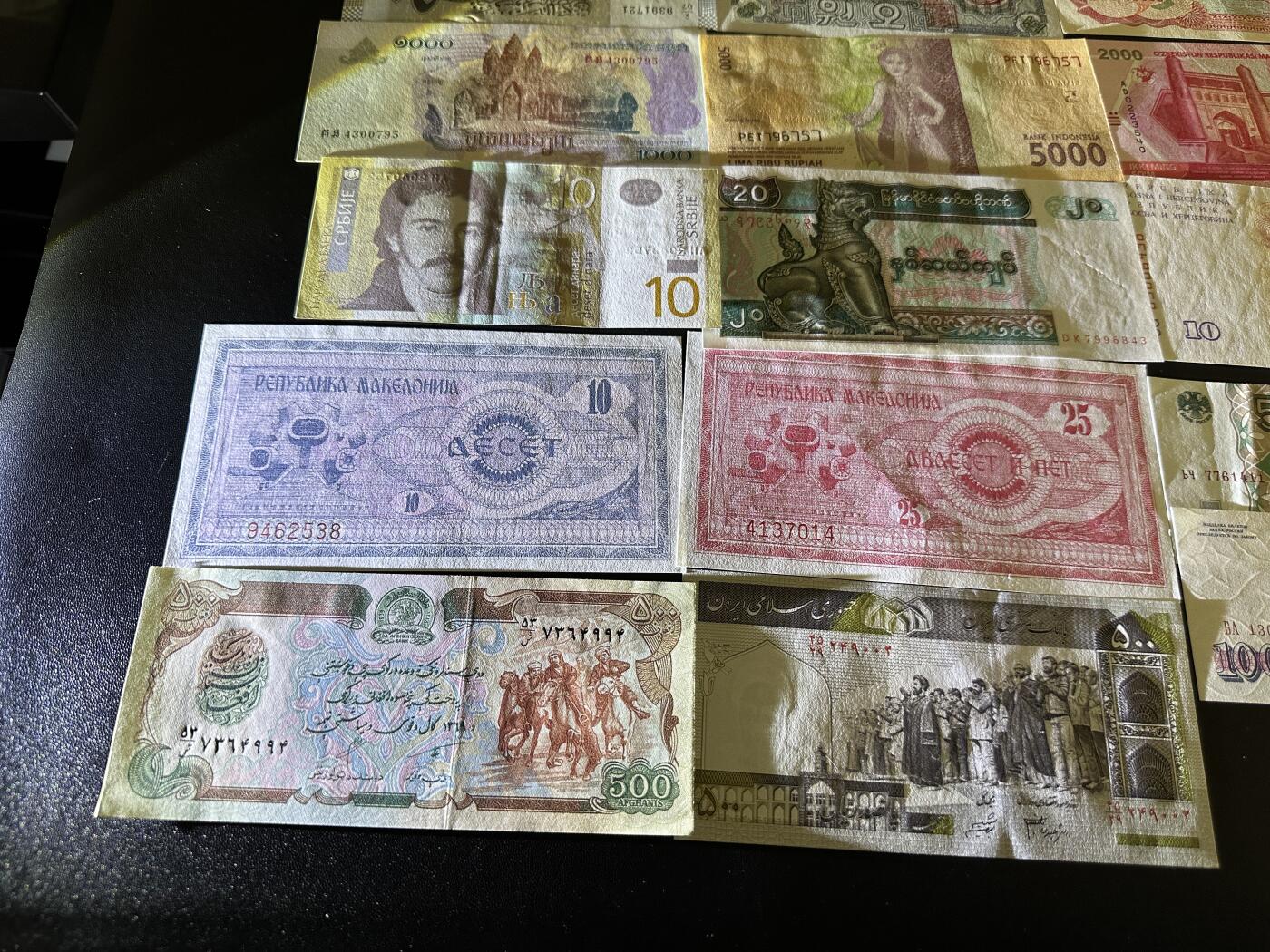 《外钞收藏家》第五百八十六期（品种丰富、精品多）（本平台长期征集拍品、欢迎藏友们联系合作） 多个国家精美纸币24张一起 除个别外 都是全新