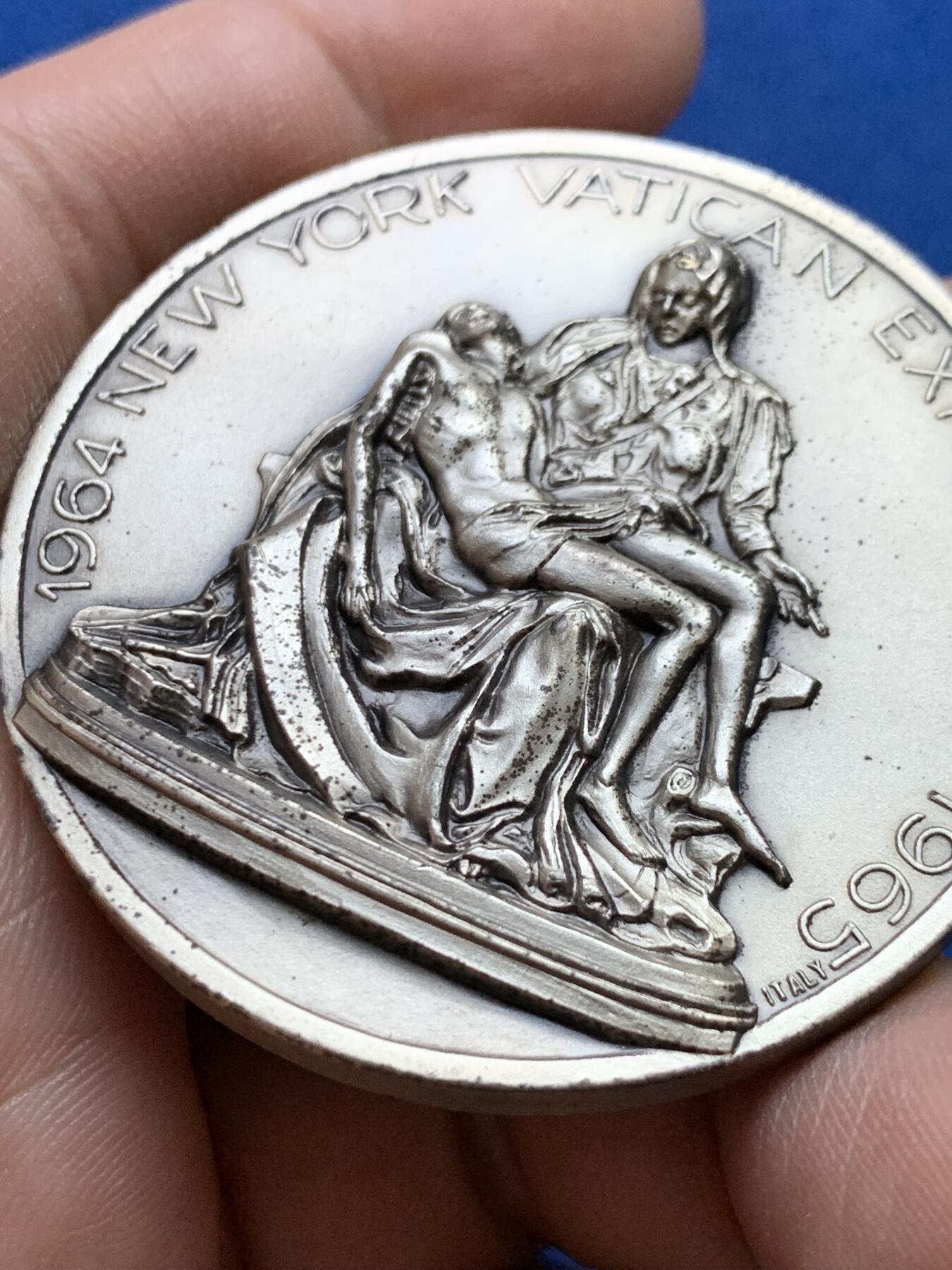 《竞宝斋》第439场 周日，周一，周二 3场连拍 （全场包邮） 纽约世界博览会-米开朗基罗的《圣殇》纪念章 67.5克 49.5mm