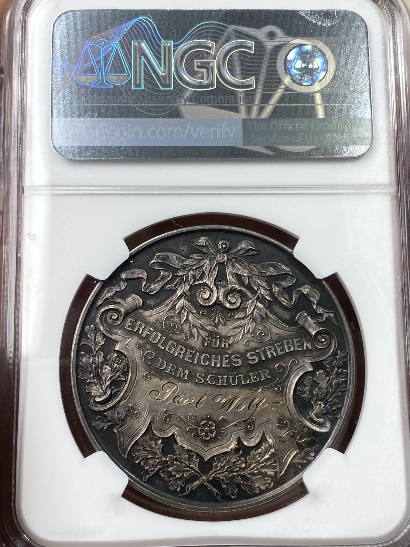 万国钱币拍卖第055期 NGC MS64 19世纪末德国羊毛制品制造商中央协会杰出努力纪念大银章 正面双狮盾徽 背面授予者名保罗·沃夫 39MM原味天鹅绒香槟彩