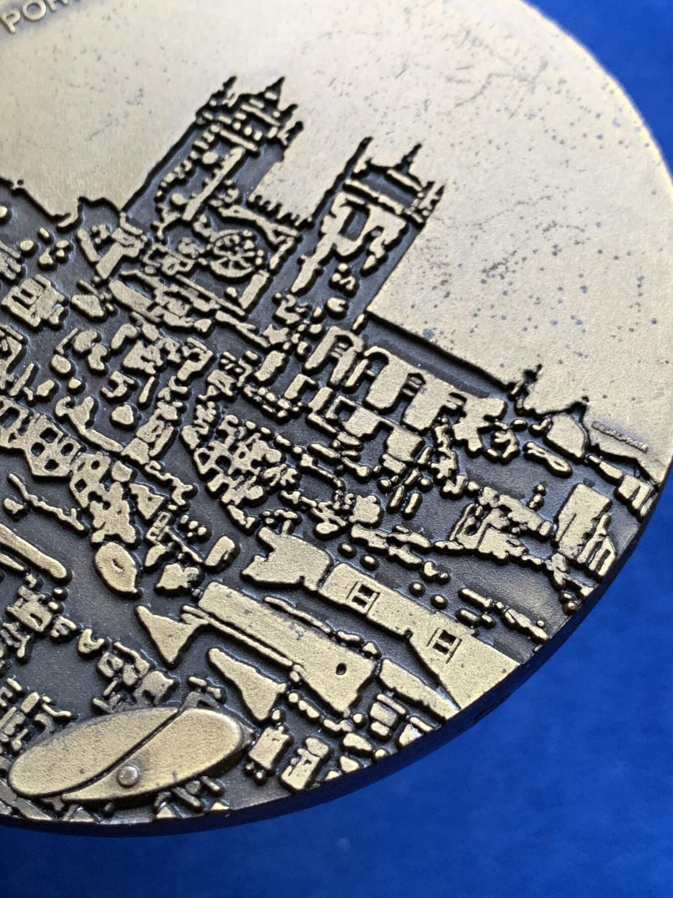 《竞宝斋》第439场 周日，周一，周二 3场连拍 （全场包邮） 葡萄牙1991年第30届曲棍球世界锦标赛异形铜章，长9.7cm，重480克。非常有趣的设计。不采用浮雕，正反面人物和城市景观都采用低于章面的凹版雕刻手法。