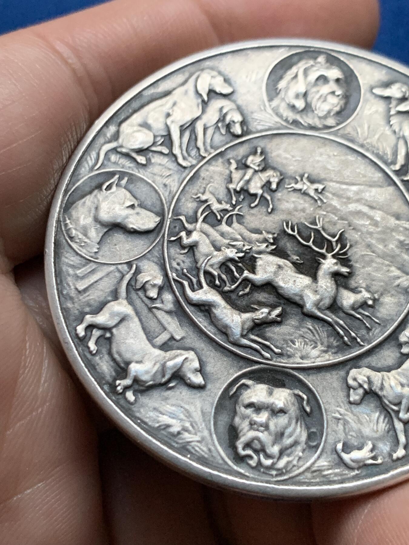 《竞宝斋》第439场 周日，周一，周二 3场连拍 （全场包邮） 1930年迪耶普犬展纪念镀银铜章 51.5克 50.5mm 带盒 好品