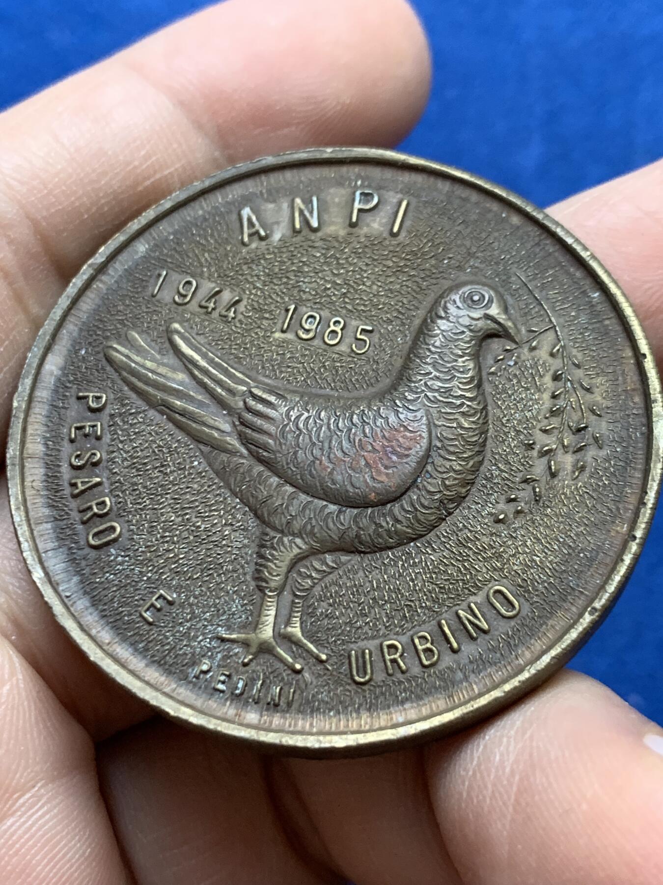 《竞宝斋》第439场 周日，周一，周二 3场连拍 （全场包邮） 和平鸽纪念章 34.5克 44.2mm