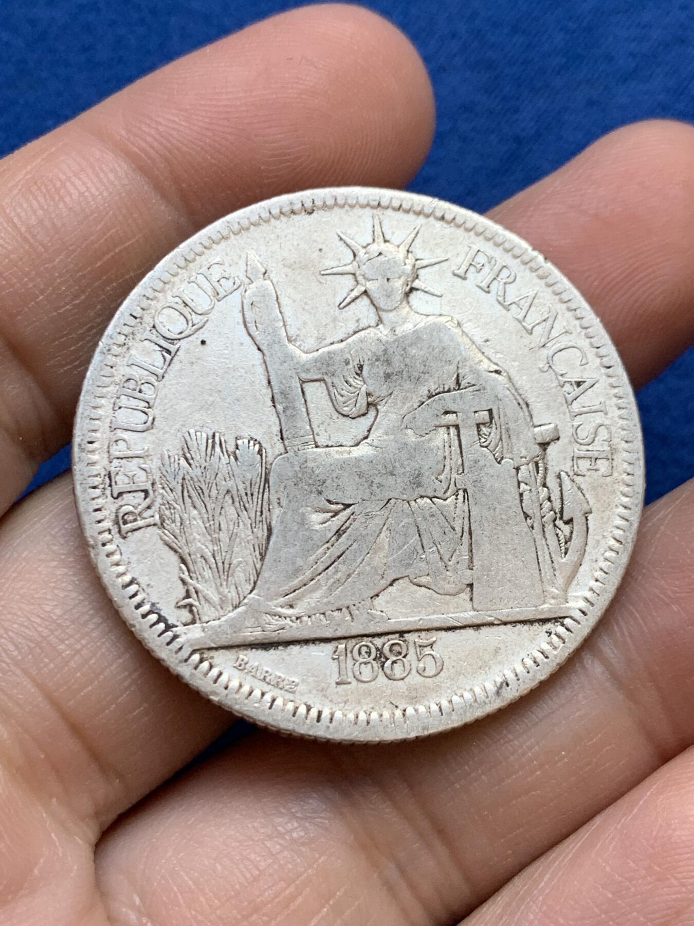 《竞宝斋》第439场 周日，周一，周二 3场连拍 （全场包邮） 法属印支1885坐洋1皮阿斯特银币 加重版 首年（开门年）