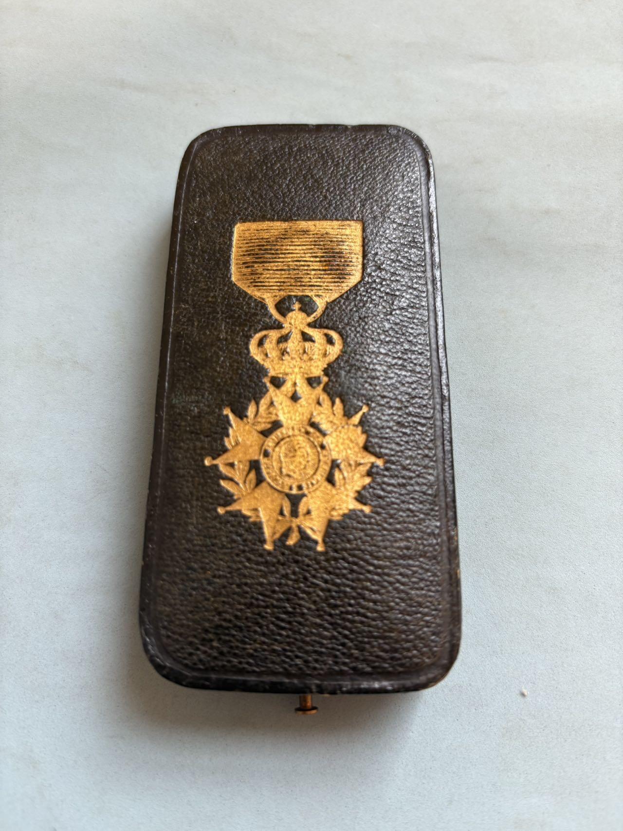 盛世勋华——号角文化勋章邮票专场拍卖第289期 法国骑士级荣誉军团勋章 银制（中心为金制） 珠宝商定制第二帝国版 带定制原盒，其制造商为Ouizille & Lemoine公司，法兰西第二帝国（1852-1870）“荣誉军团勋章”的官方制造商，同时为教皇、俄国皇室制作勋章（如圣弗拉基米尔星章）