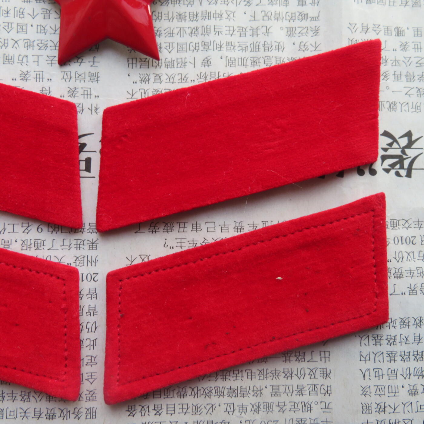 37--【有瑕疵】65扎线、无扎线红领章各一付、红五角星一个20241208-5