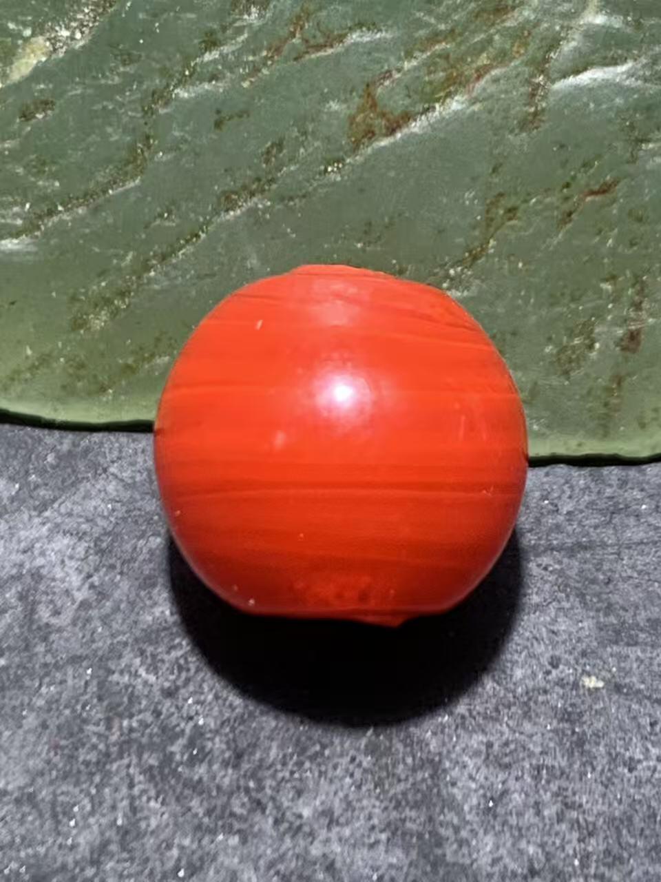 建国前后库存柿子红搅胎琉璃苹果珠一颗，