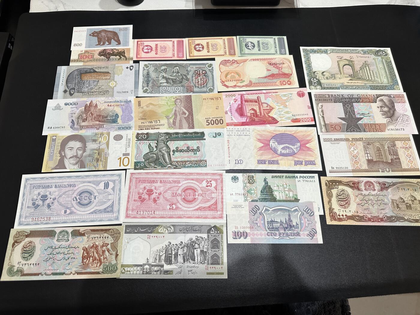 《外钞收藏家》第五百八十六期（品种丰富、精品多）（本平台长期征集拍品、欢迎藏友们联系合作） 多个国家精美纸币24张一起 除个别外 都是全新