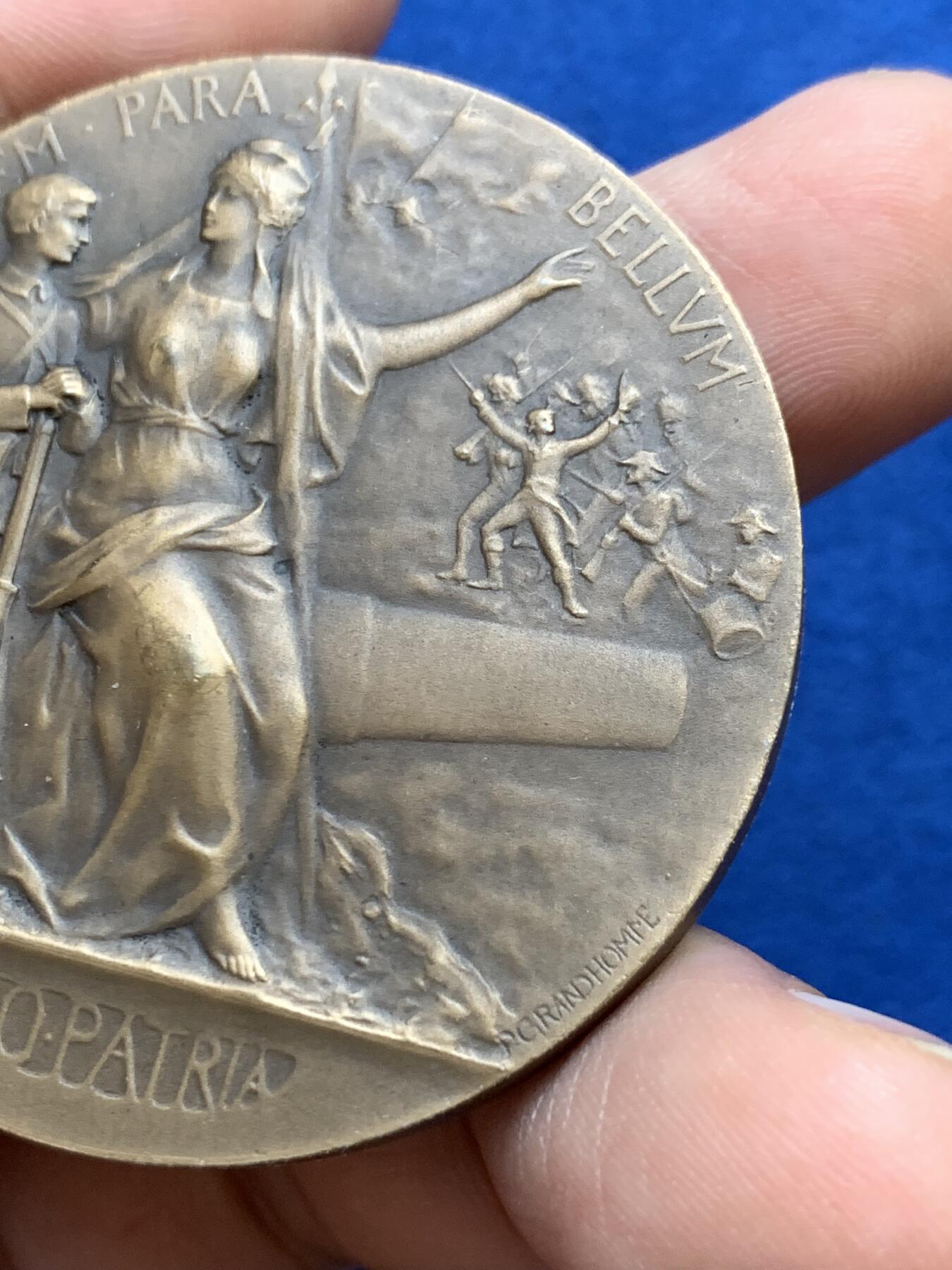 《竞宝斋》第439场 周日，周一，周二 3场连拍 （全场包邮） 法兰西1911年一战战争部备战大铜章，女神玛丽安娜端坐大炮鼓励年轻人去参战，带丰饶角边铭，直径49.6mm，重量67.7g，品相极品。