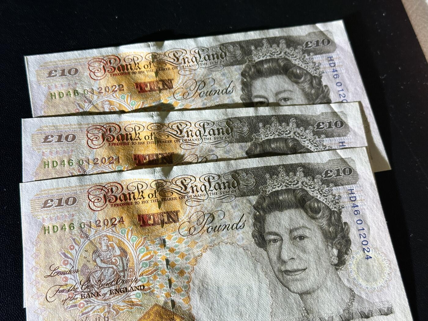 《外钞收藏家》第五百八十六期（品种丰富、精品多）（本平台长期征集拍品、欢迎藏友们联系合作） 英国E序列10镑 3张近连号 UNC-