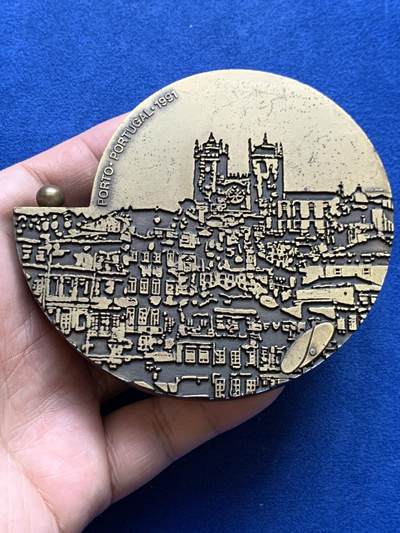 《竞宝斋》第439场 周日，周一，周二 3场连拍 （全场包邮） - 葡萄牙1991年第30届曲棍球世界锦标赛异形铜章，长9.7cm，重480克。非常有趣的设计。不采用浮雕，正反面人物和城市景观都采用低于章面的凹版雕刻手法。