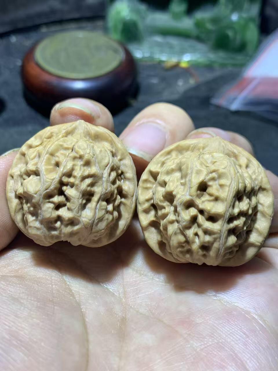 精美小众野生磐石狮子头手捻文玩核桃一对，