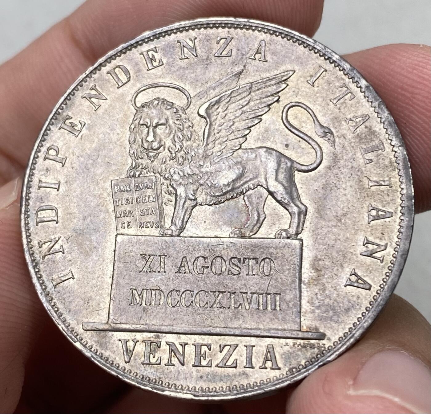 万国钱币拍卖第055期 1848年意大利威尼斯革命政府飞狮5里拉 单年发行6011枚 采用飞狮站立在石碑上的设计 更显威武 双面淡彩