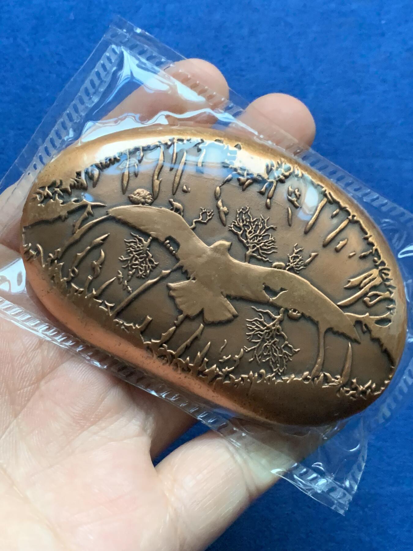 《竞宝斋》第439场 周日，周一，周二 3场连拍 （全场包邮） 寂静的春天铜章 采用新颖独特的鹅卵石形状 ，手感充实圆润 。人类细密的指纹 ，犹如岁岁年年的数轮，也如湖水荡漾的涟漪 。我们与大自然生生相惜 ，大自然就是我们的家 春意盎然 不再寂寞 不再静悄悄 ……规格为8.5cm×5.5cm，带袋总重约384.2克，限量发行黄铜365枚，紫铜365枚，发行编号水印证书 ，章上打号。