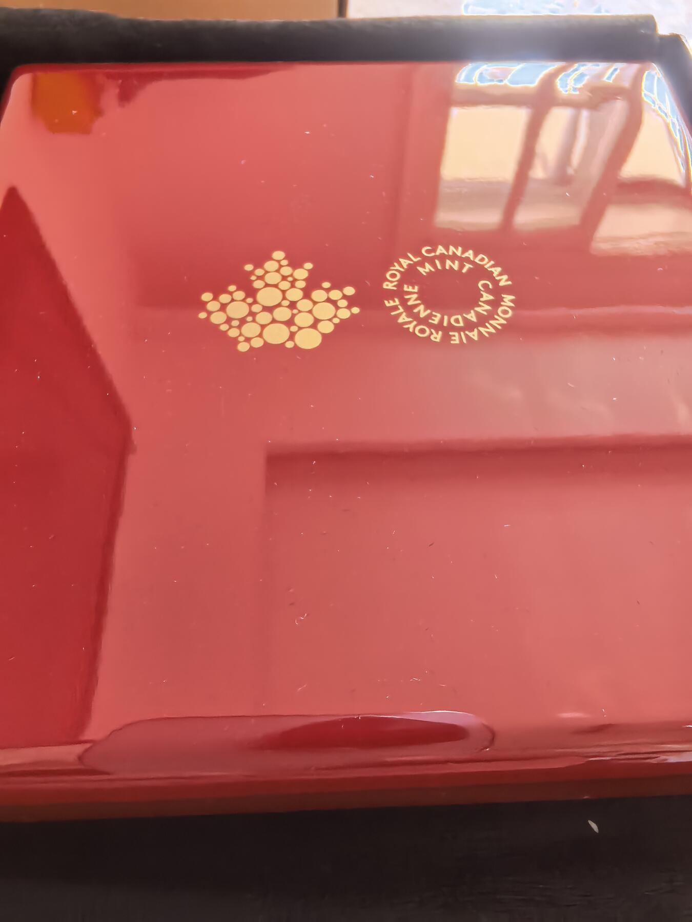 长老汇蛇年精选第七十四场拍卖 2022加拿大枫叶50加元蓝色铑涂层精制银币，5盎司9999银，盒证全，红色钢琴烤漆木盒，非常漂亮