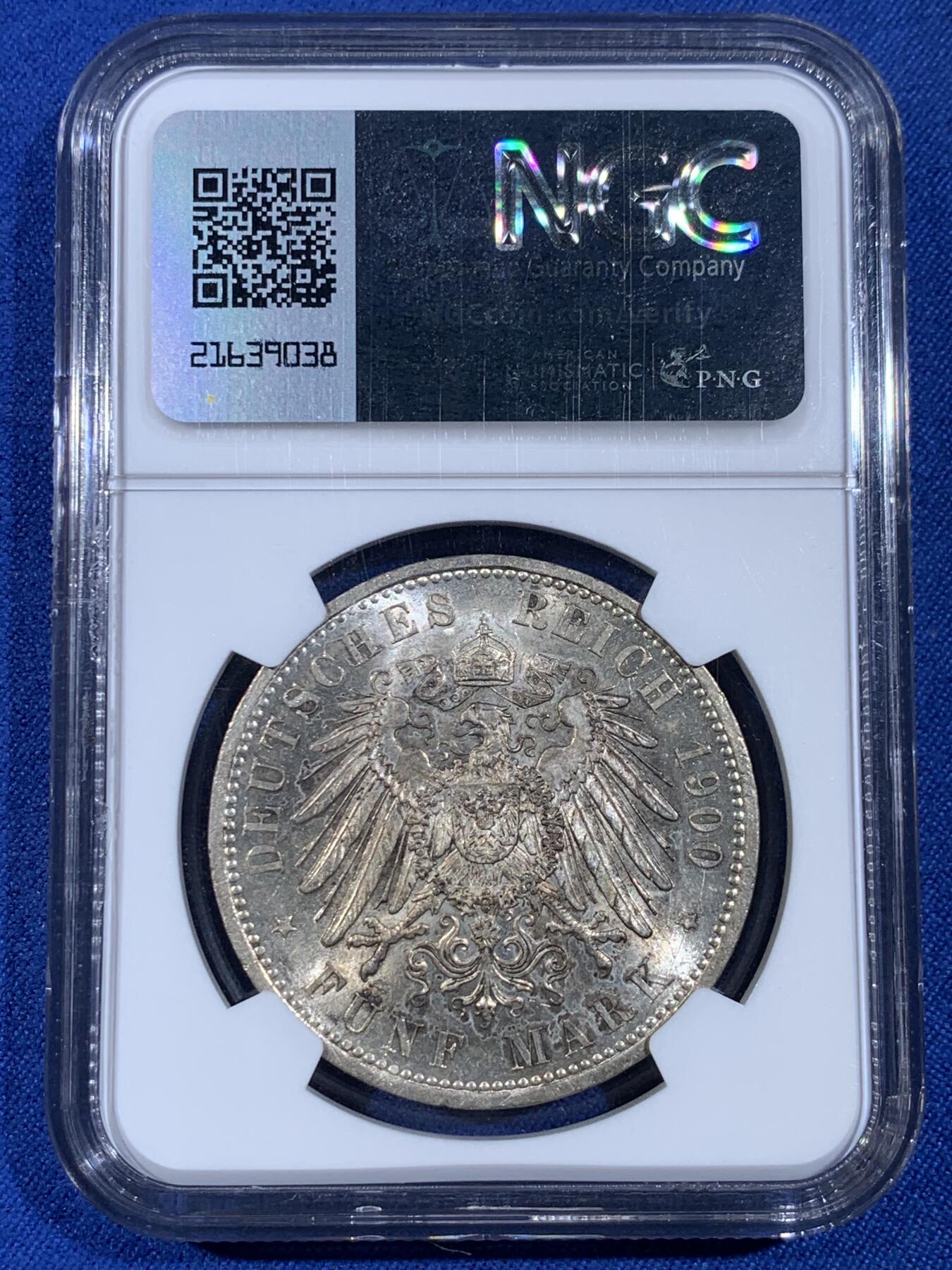 《竞宝斋》第439场 周日，周一，周二 3场连拍 （全场包邮） NGC MS63 德国1900年普鲁士威廉二世流通5马克大银币，稀少的中早期年份，威二长翅5马克流通充分，高品难度很大。淡金彩，转光极美，收藏级主币大银