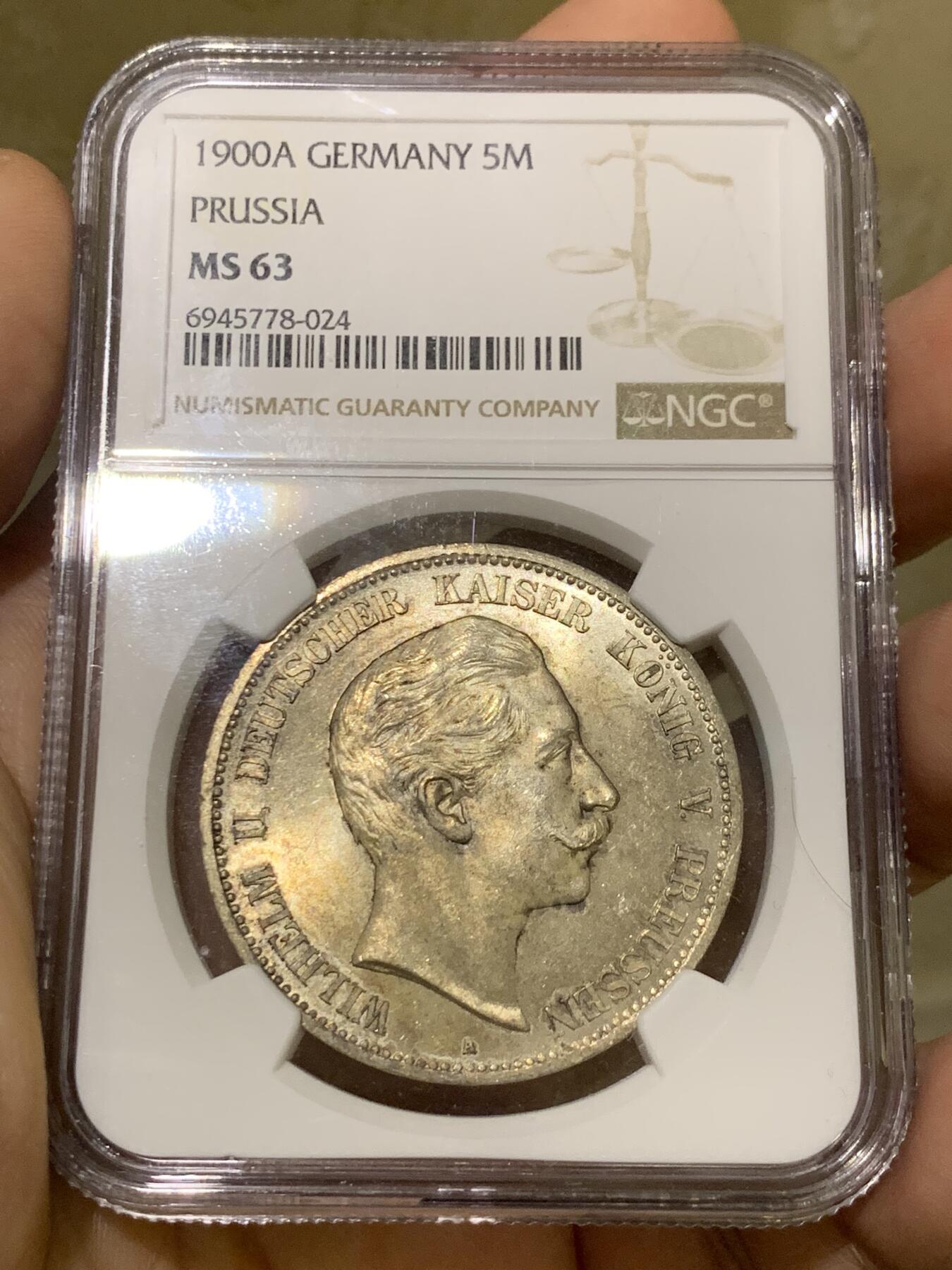 《竞宝斋》第439场 周日，周一，周二 3场连拍 （全场包邮） NGC MS63 德国1900年普鲁士威廉二世流通5马克大银币，稀少的中早期年份，威二长翅5马克流通充分，高品难度很大。淡金彩，转光极美，收藏级主币大银