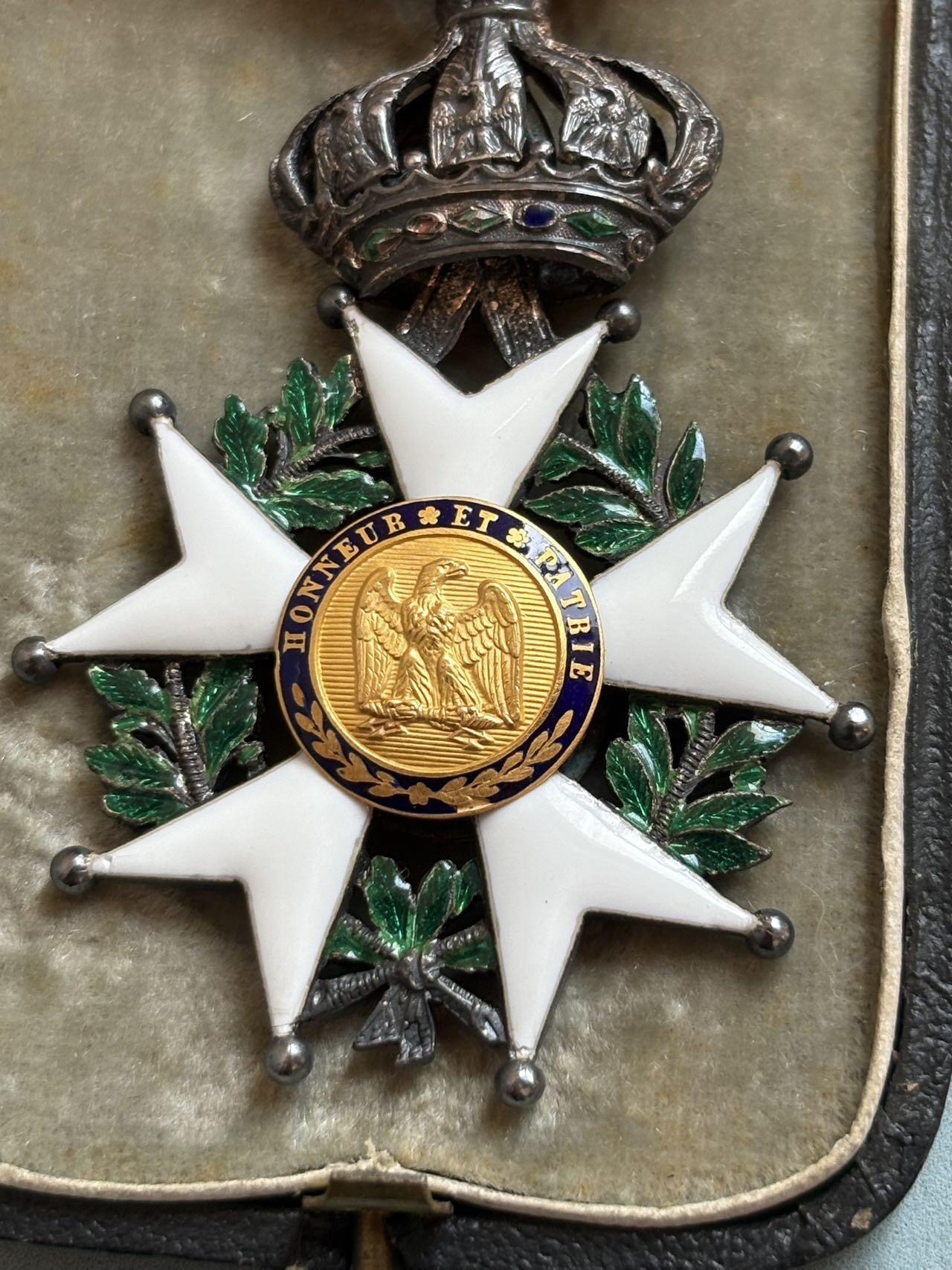 盛世勋华——号角文化勋章邮票专场拍卖第289期 法国骑士级荣誉军团勋章 银制（中心为金制） 珠宝商定制第二帝国版 带定制原盒，其制造商为Ouizille & Lemoine公司，法兰西第二帝国（1852-1870）“荣誉军团勋章”的官方制造商，同时为教皇、俄国皇室制作勋章（如圣弗拉基米尔星章）