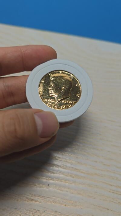 1976年美国独立200周年纪念币，肯尼迪半美元镀金币，背面印有独立宫图案，金光闪闪，值得收藏