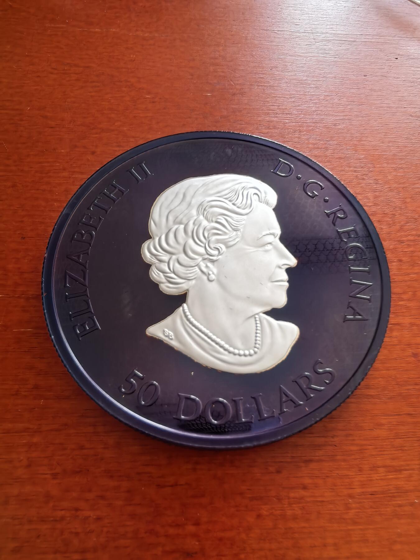 长老汇蛇年精选第七十四场拍卖 2022加拿大枫叶50加元蓝色铑涂层精制银币，5盎司9999银，盒证全，红色钢琴烤漆木盒，非常漂亮