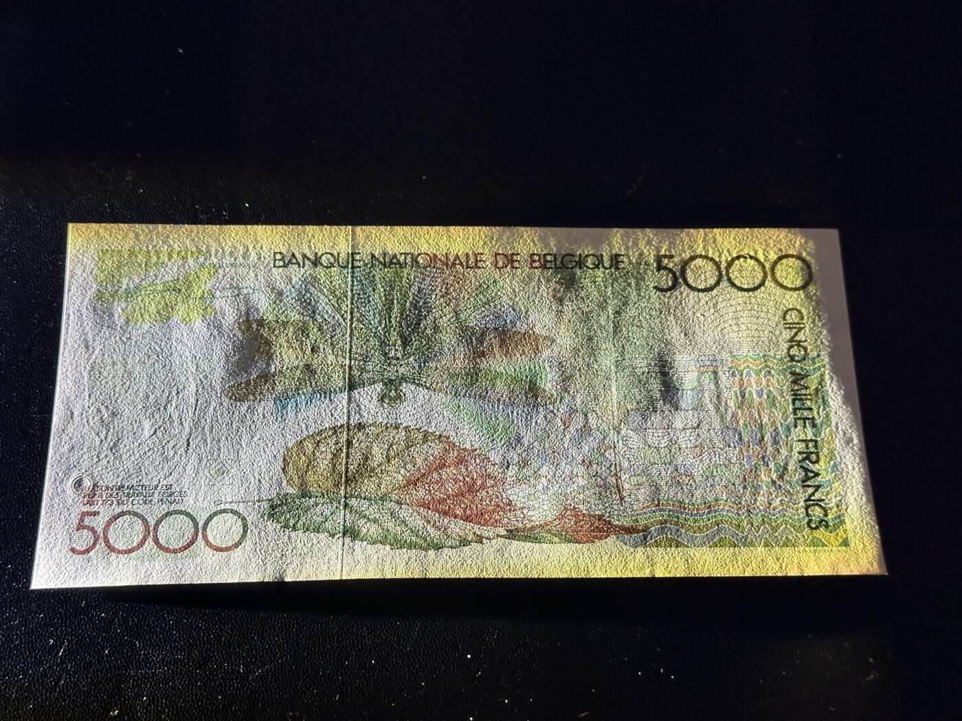 《外钞收藏家》第五百八十六期（品种丰富、精品多）（本平台长期征集拍品、欢迎藏友们联系合作） 比利时5000法郎 大蜻蜓 全新 边上轻微荧光瑕疵