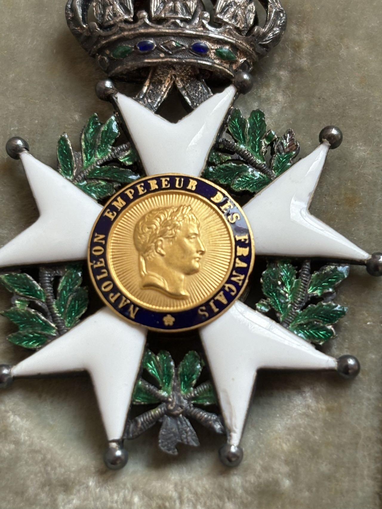 盛世勋华——号角文化勋章邮票专场拍卖第289期 法国骑士级荣誉军团勋章 银制（中心为金制） 珠宝商定制第二帝国版 带定制原盒，其制造商为Ouizille & Lemoine公司，法兰西第二帝国（1852-1870）“荣誉军团勋章”的官方制造商，同时为教皇、俄国皇室制作勋章（如圣弗拉基米尔星章）