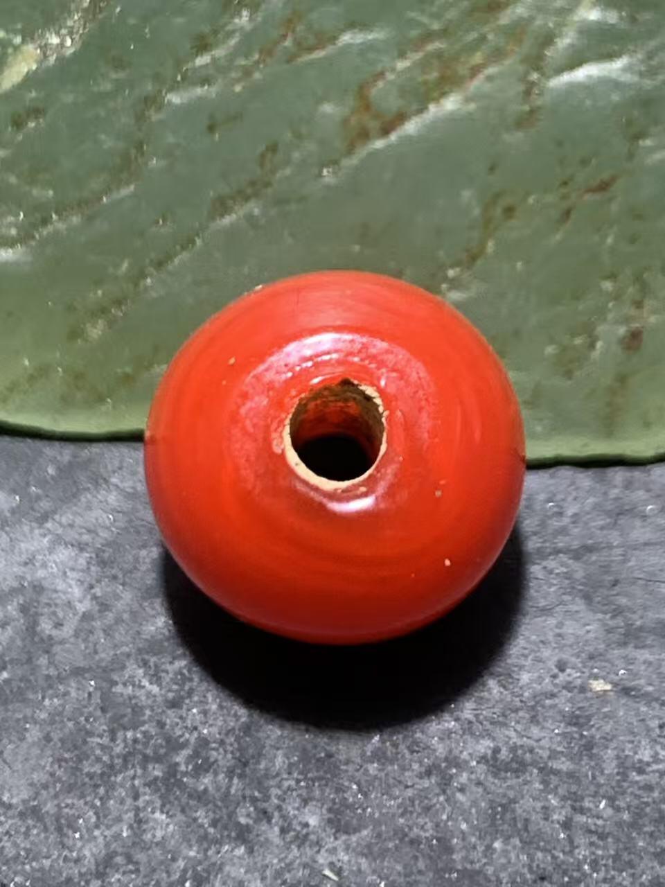 建国前后库存柿子红搅胎琉璃苹果珠一颗，