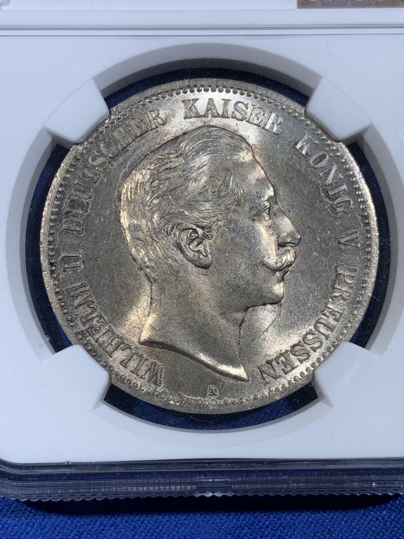 《竞宝斋》第439场 周日，周一，周二 3场连拍 （全场包邮） NGC MS63 德国1900年普鲁士威廉二世流通5马克大银币，稀少的中早期年份，威二长翅5马克流通充分，高品难度很大。淡金彩，转光极美，收藏级主币大银