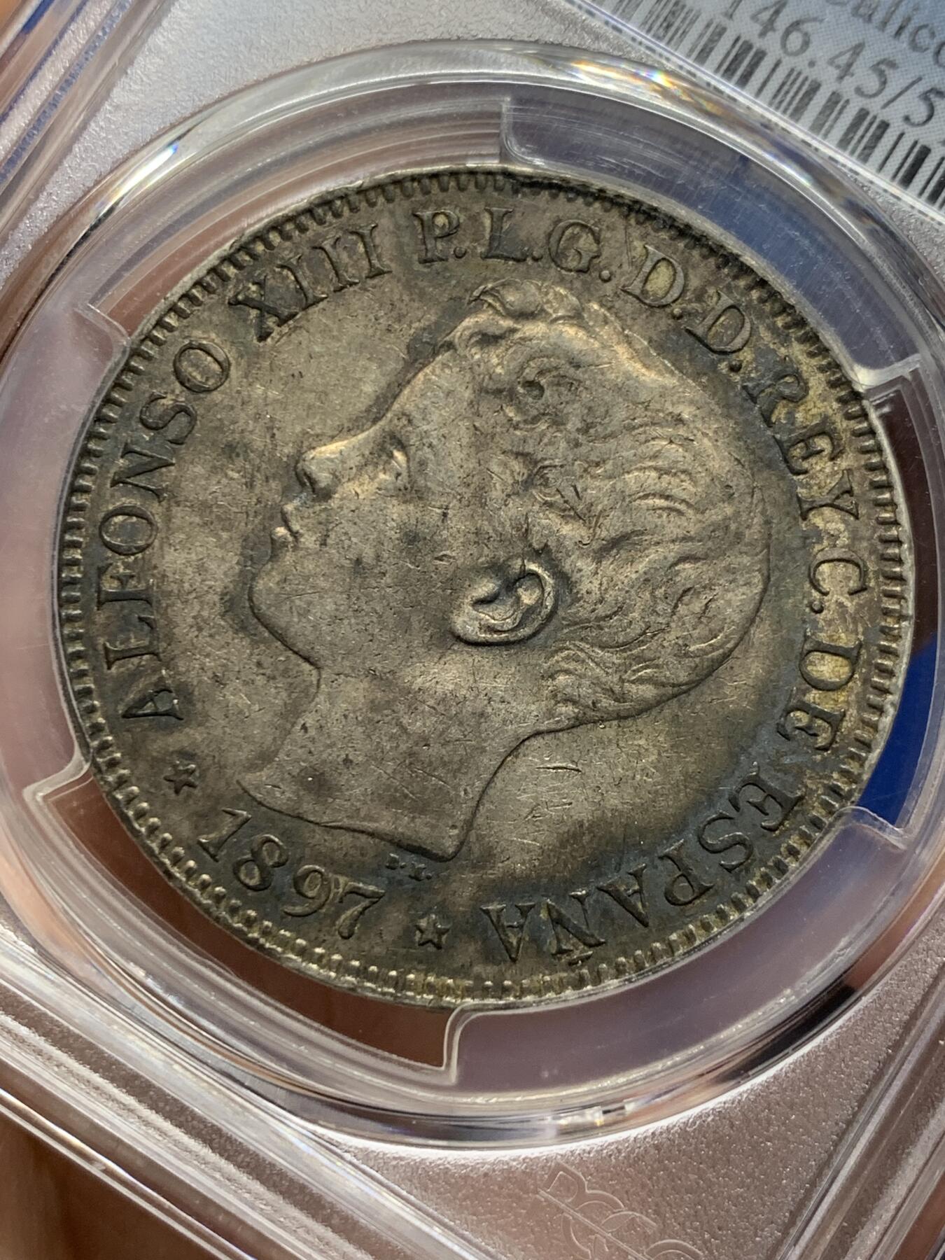 《竞宝斋》第439场 周日，周一，周二 3场连拍 （全场包邮） PCGS XF45 西属菲律宾1897年1比索银币。此枚正反酱彩包浆状态极佳，仅发行一年的西属菲律宾唯一大银，有分都非常难得的品种，麦稀奇50分成交价多次超过3000。