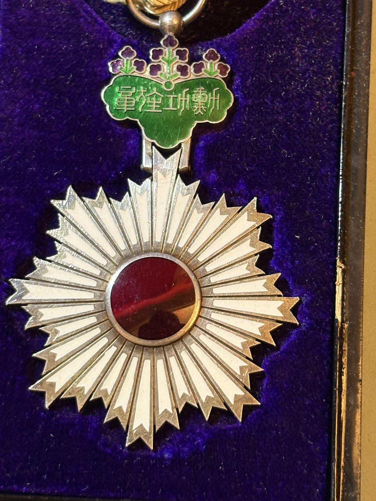 盛世勋华——号角文化勋章邮票专场拍卖第290期 日本勋五等双光旭日章 银制带原盒 明治时期