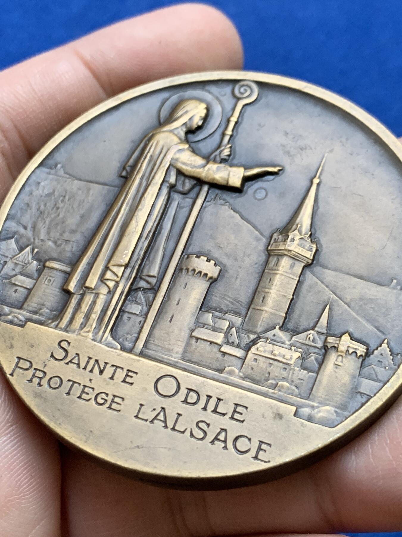 《竞宝斋》第439场 周日，周一，周二 3场连拍 （全场包邮） 名家莫隆作 圣欧迪勒纪念章 圣欧迪勒是霍亨堡修道院的创始院长 103.5克 58.6mm 丰饶角铜标 双面高浮雕