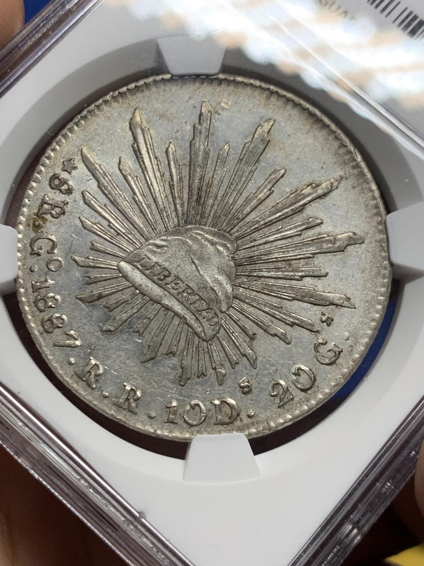 《竞宝斋》第439场 周日，周一，周二 3场连拍 （全场包邮） NGC UNCD 墨西哥 1887GO RR 鹰洋 8R银币，细节和光度不错的一枚，背面脏污有能力者可砸盒清洗