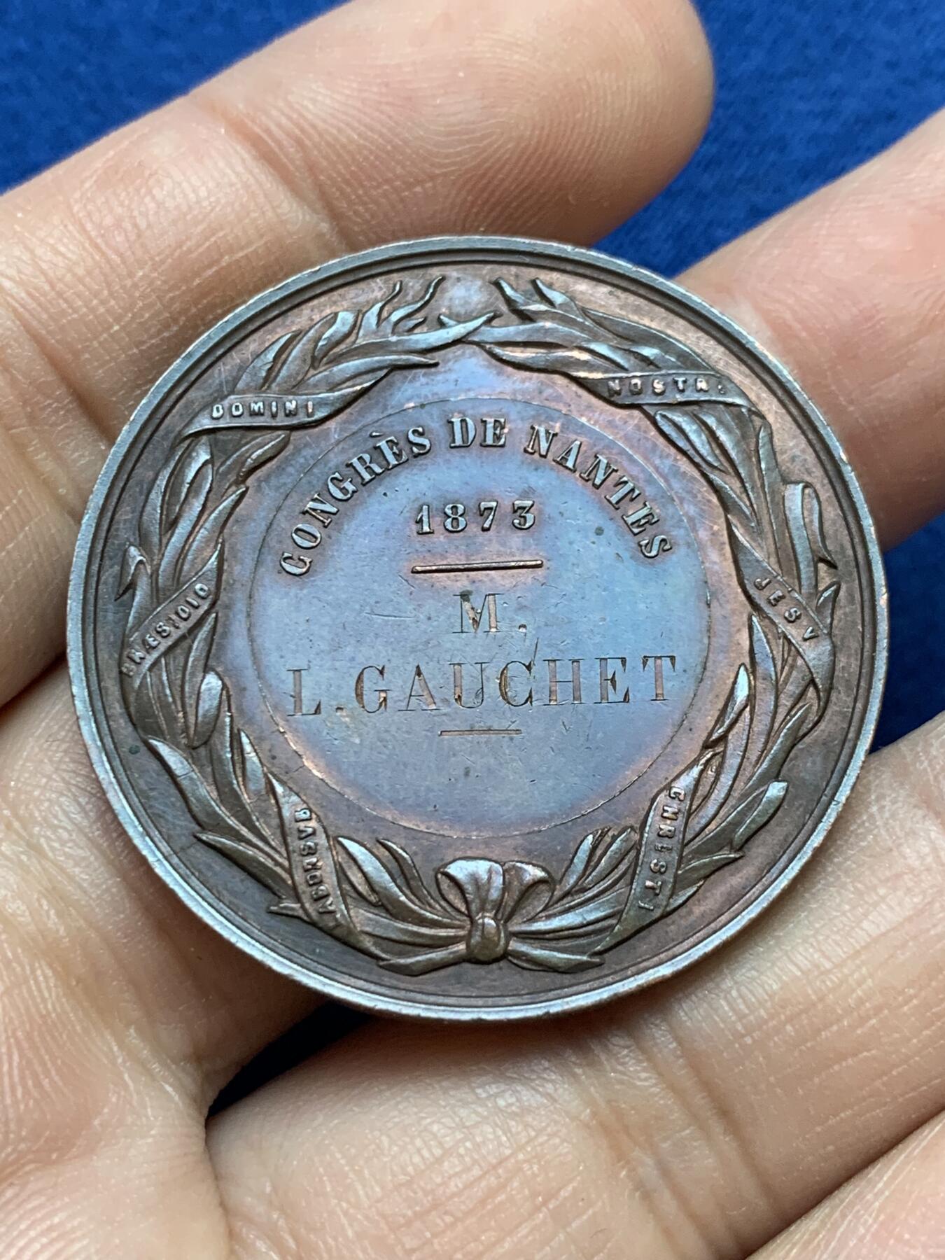 《竞宝斋》第439场 周日，周一，周二 3场连拍 （全场包邮） 法国1873年天主教工人联盟实刻纪念铜章，巴黎造币厂·E.罗韦尔雕刻大师出品，直径37.8mm，重量18.7g，带蜜蜂Cuivre边铭，少见品种。