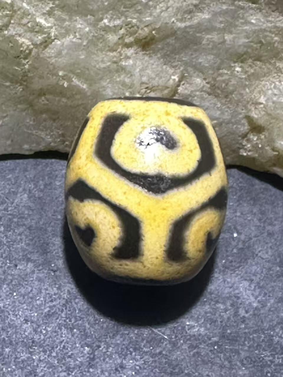 仅此一颗，精品藏传牙黄莲花玛瑙天珠一颗