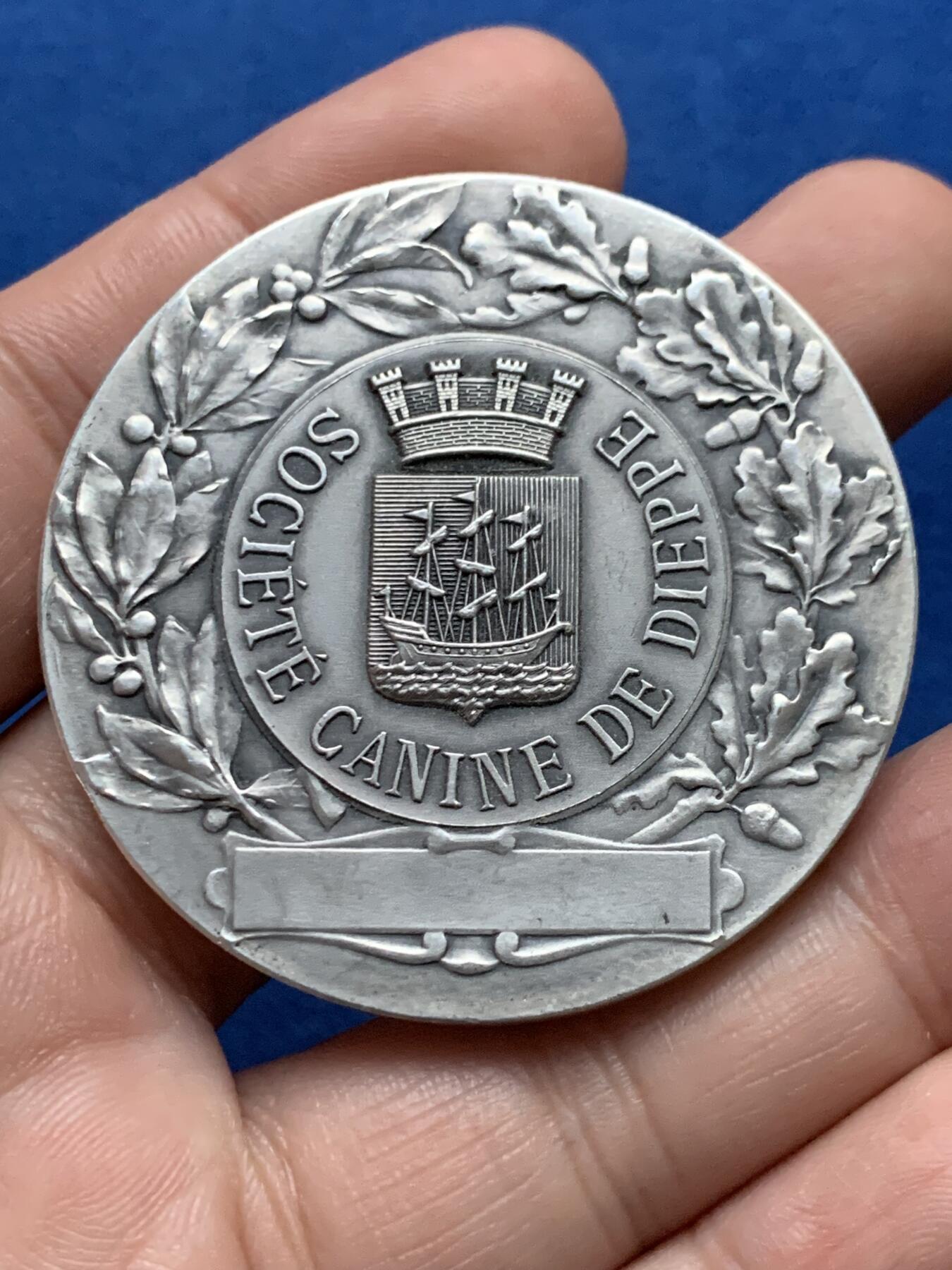 《竞宝斋》第439场 周日，周一，周二 3场连拍 （全场包邮） 1930年迪耶普犬展纪念镀银铜章 51.5克 50.5mm 带盒 好品