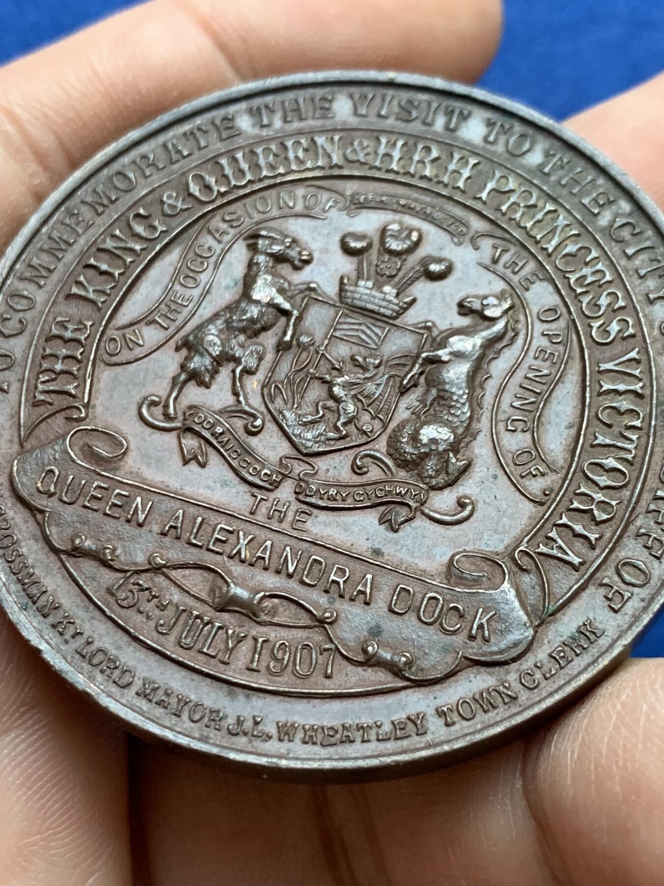 《竞宝斋》第439场 周日，周一，周二 3场连拍 （全场包邮） 英国1907年亚历山德拉女王码头开幕仪式纪念章，大型铜章，直径51mm， 重58.2克