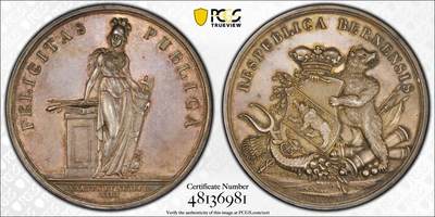 万国钱币拍卖第055期 - PCGS SP63 1819年瑞士伯尔尼16芬尼熊炮银章 瑞士名誉品种 费利西塔斯女神戎装像妖娆威武 其右手持书、剑和权杖 猫头鹰在身旁代表幸运、权力与智慧 费利西塔斯女神源于古罗马文化 意为“上天赐予的幸运状态” 象征生生不息的生命力、好运与财富 此章通过女神形象传递对繁荣与福祉的祈愿 符合伯尔尼作为钟表之都的精致工艺传统 象征伯尔尼的熊站在大炮和丰饶角上 孔武有力 58MM 92G大规格巨型