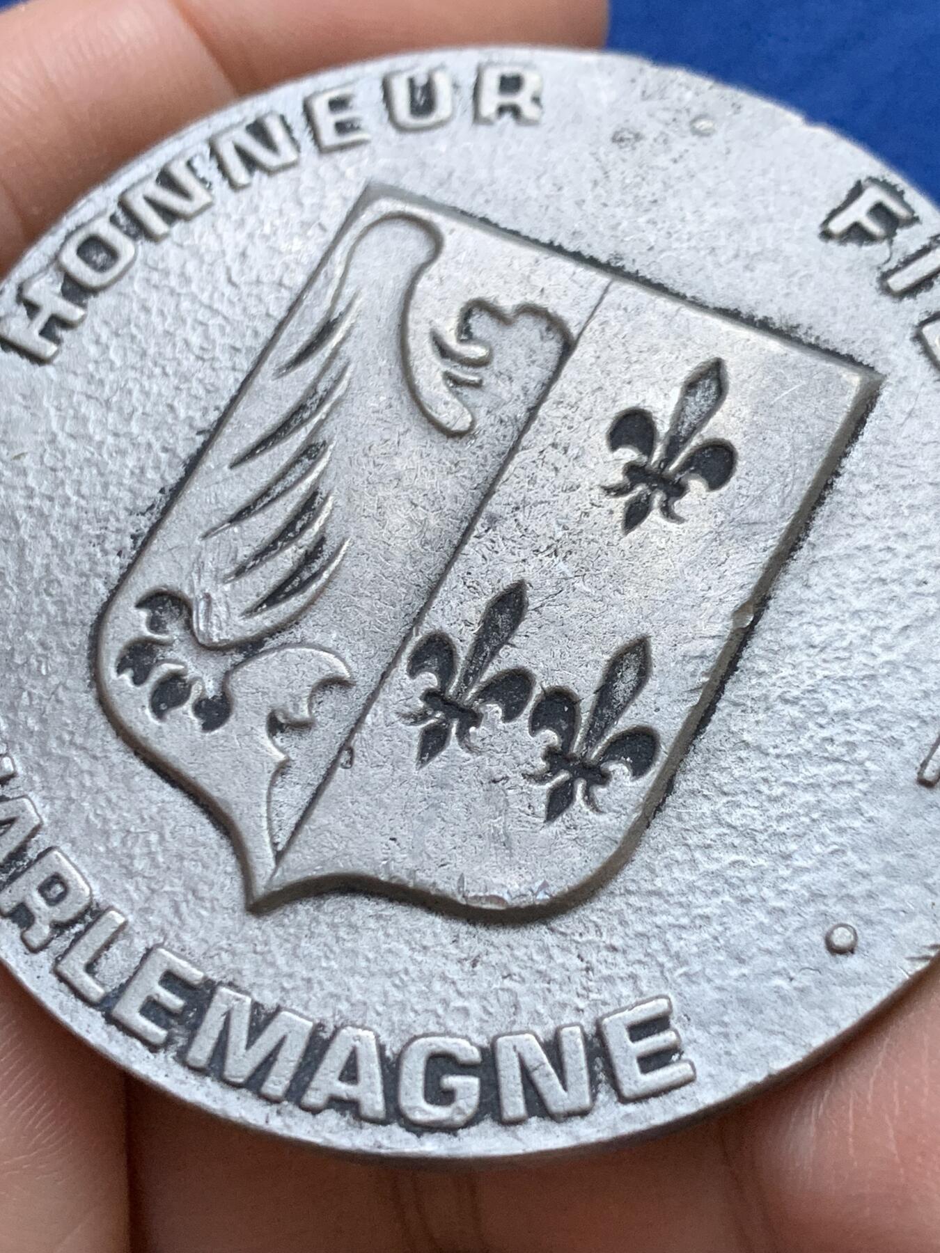 《竞宝斋》第439场 周日，周一，周二 3场连拍 （全场包邮） 德国柏林消防军官纪念大章，锌锡合金材质，直径58.8mm，重量78.8g。