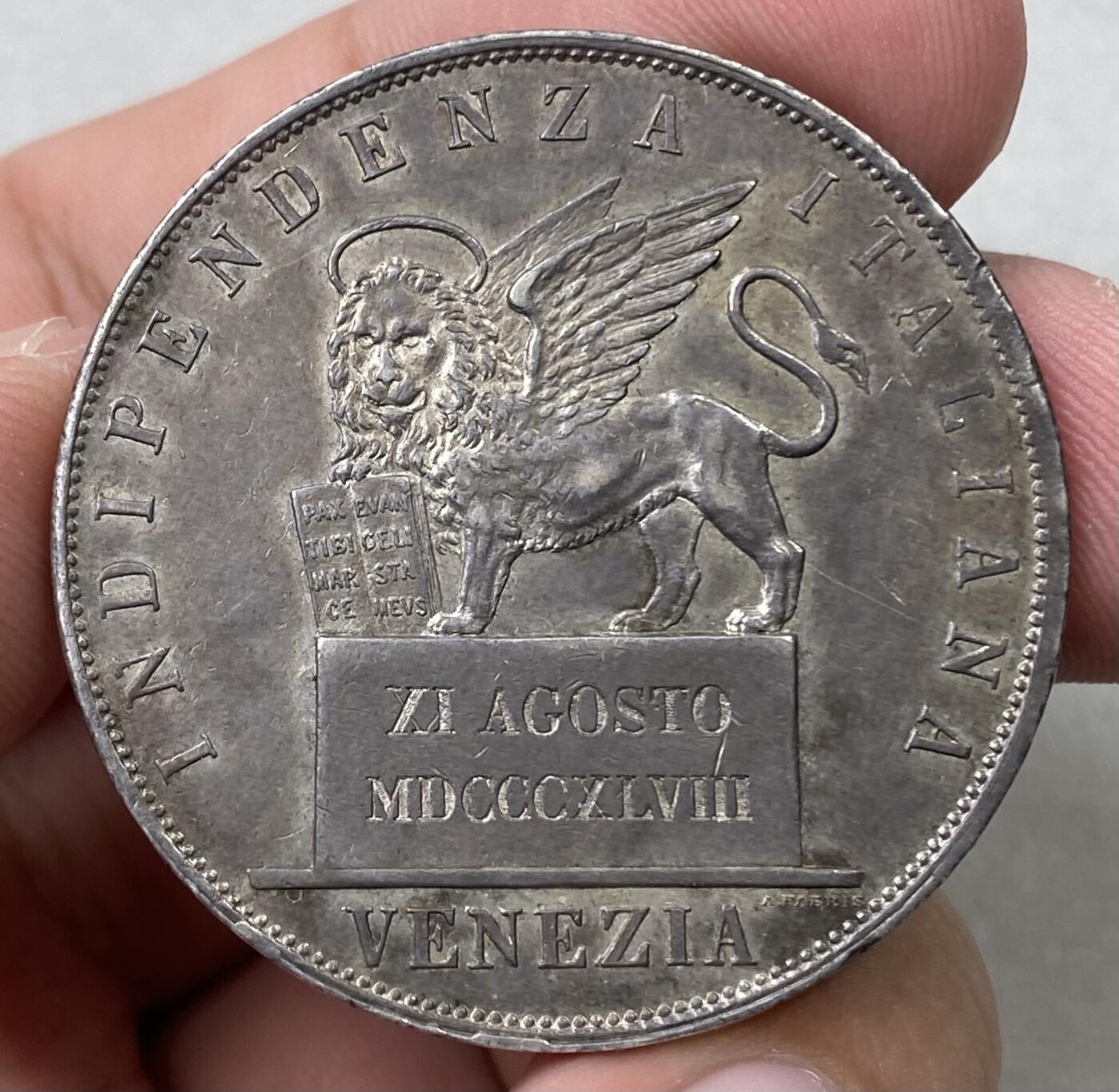 万国钱币拍卖第055期 1848年意大利威尼斯革命政府飞狮5里拉 单年发行6011枚 采用飞狮站立在石碑上的设计 更显威武 双面淡彩