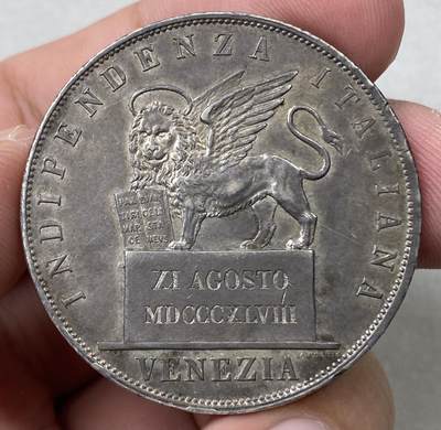 万国钱币拍卖第055期 - 1848年意大利威尼斯革命政府飞狮5里拉 单年发行6011枚 采用飞狮站立在石碑上的设计 更显威武 双面淡彩