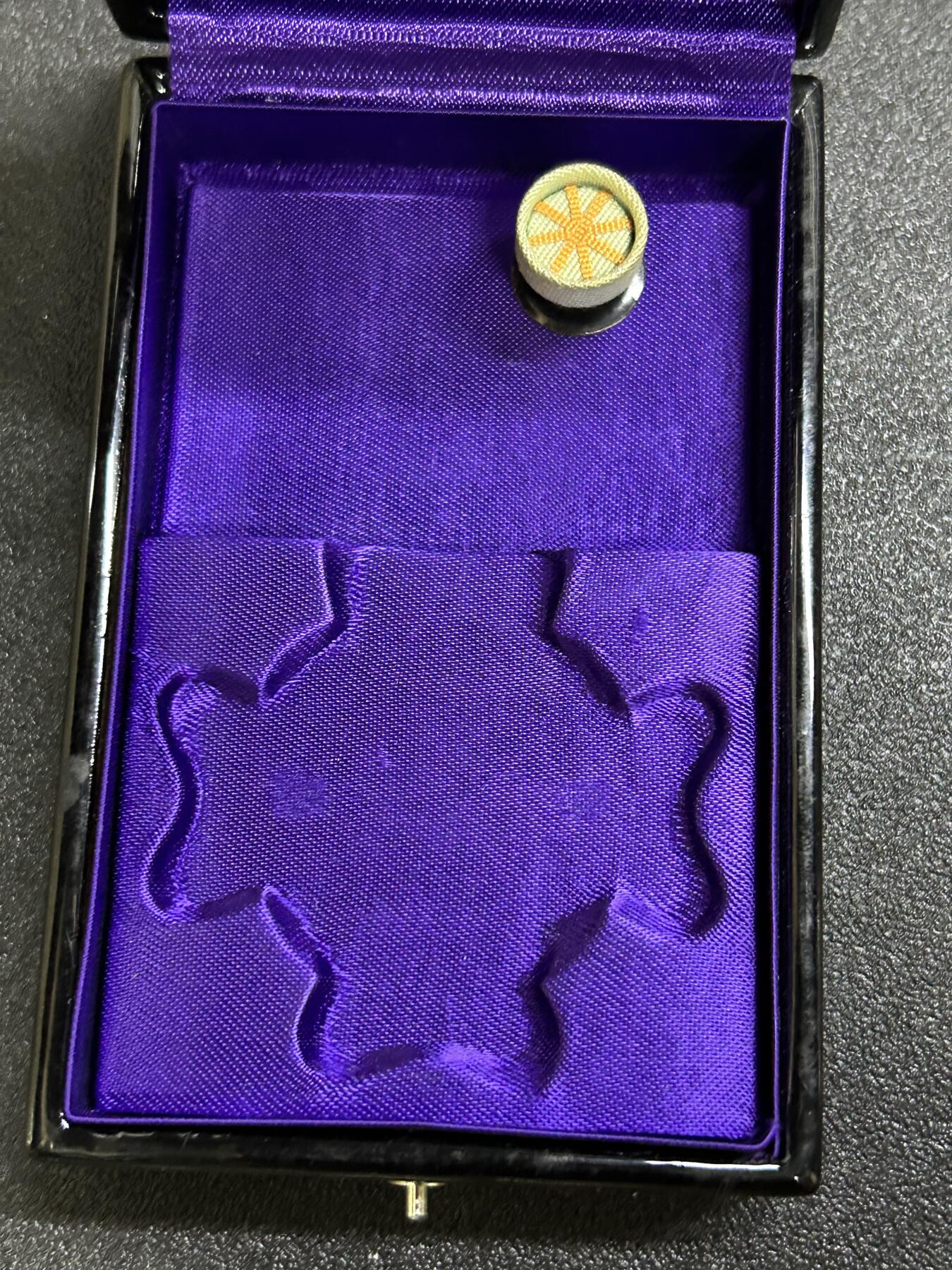 西秦中古拍卖第六十六期 日本五等瑞宝勋章空盒 带勋略