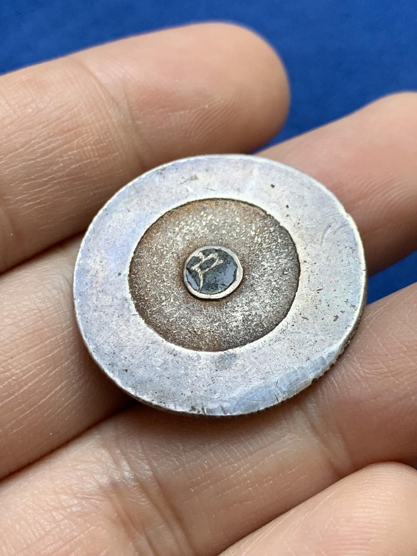 《竞宝斋》第439场 周日，周一，周二 3场连拍 （全场包邮） 朝鲜大东二钱银币 AU品相左右 均匀原味包浆 黑珐琅完整 户字非常清晰 细节见图