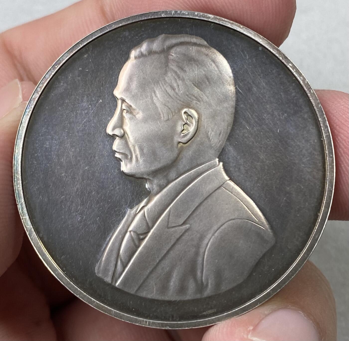 万国钱币拍卖第055期 1978年韩国朴正熙毫无悬念全票当选第九届大韩民国总统纪念大银章 天鹅绒孔雀蓝彩精制镜面极美 40mm 40g