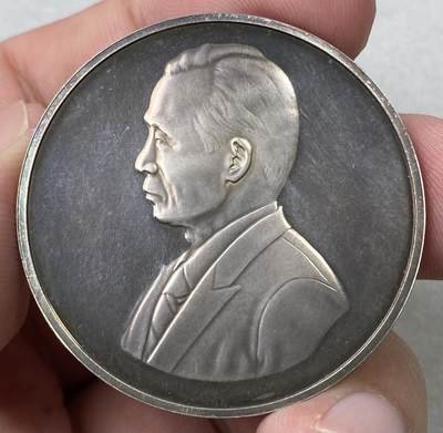 万国钱币拍卖第055期 - 1978年韩国朴正熙毫无悬念全票当选第九届大韩民国总统纪念大银章 天鹅绒孔雀蓝彩精制镜面极美 40mm 40g