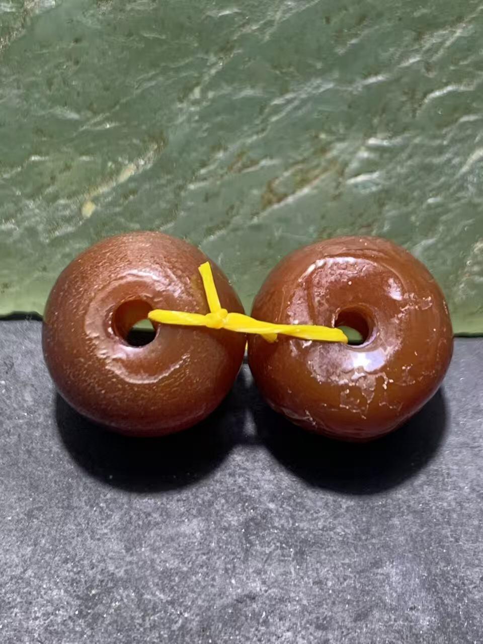 精美高玉化风化纹酒红玛瑙老形桶珠一对，