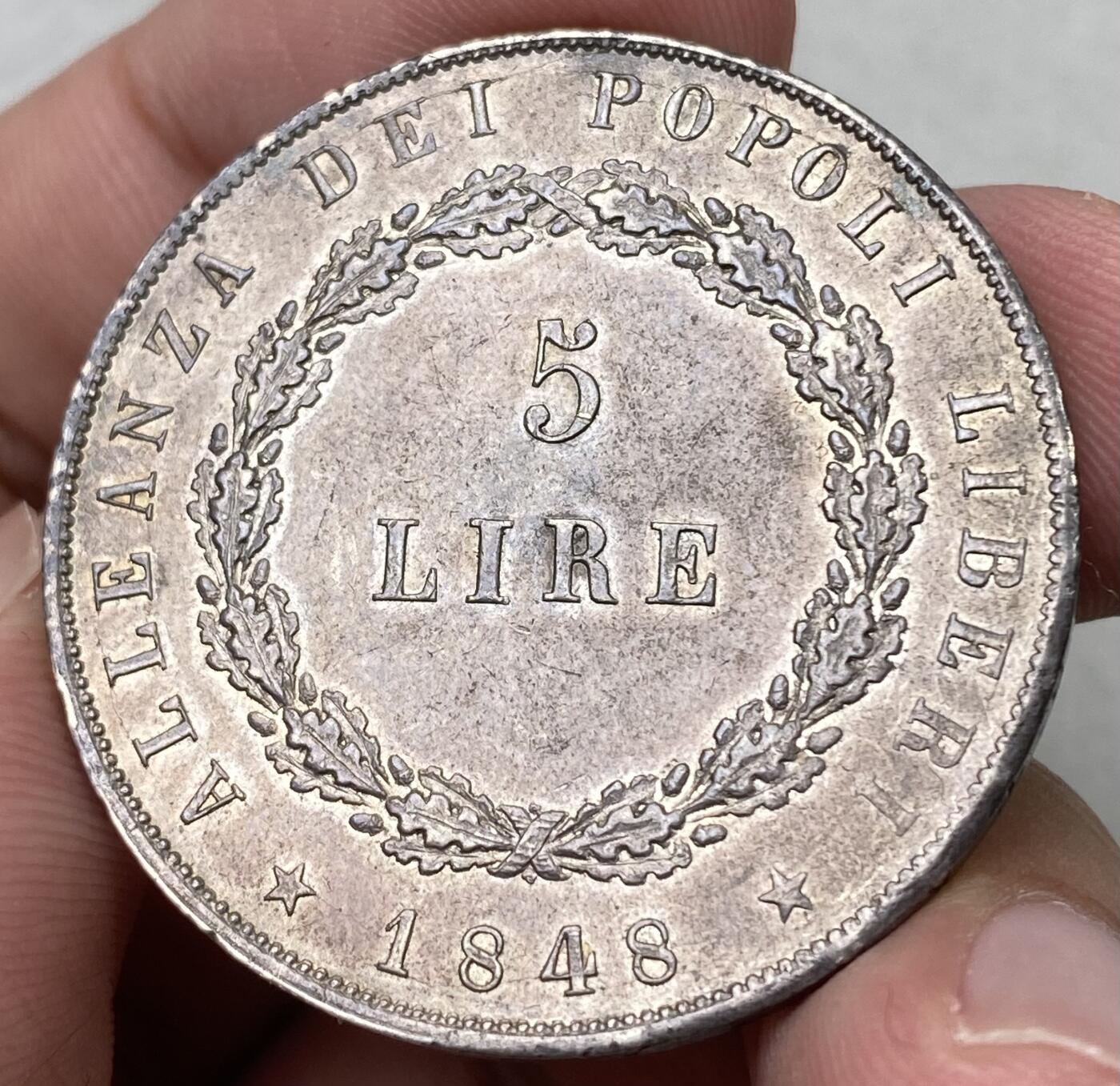 万国钱币拍卖第055期 1848年意大利威尼斯革命政府飞狮5里拉 单年发行6011枚 采用飞狮站立在石碑上的设计 更显威武 双面淡彩