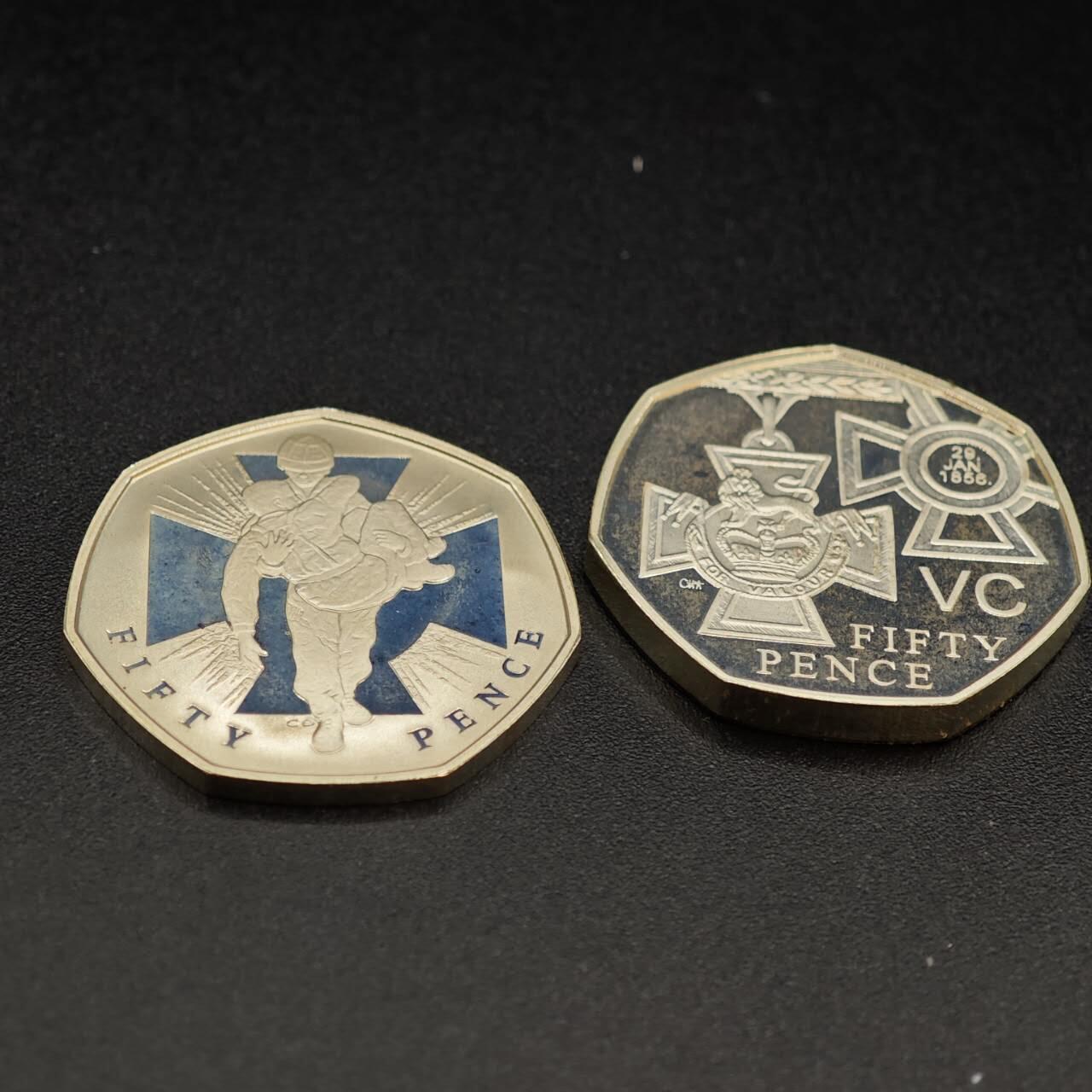 【淘币小摊】实时拍第七百九十九拍   银币套币场   满百包邮可预留二周 每周一统一发货   2006年英国50便士2枚精制银币套一枚加厚 维多利亚十字勋章 8+16克925银 发行量5千 盒证全