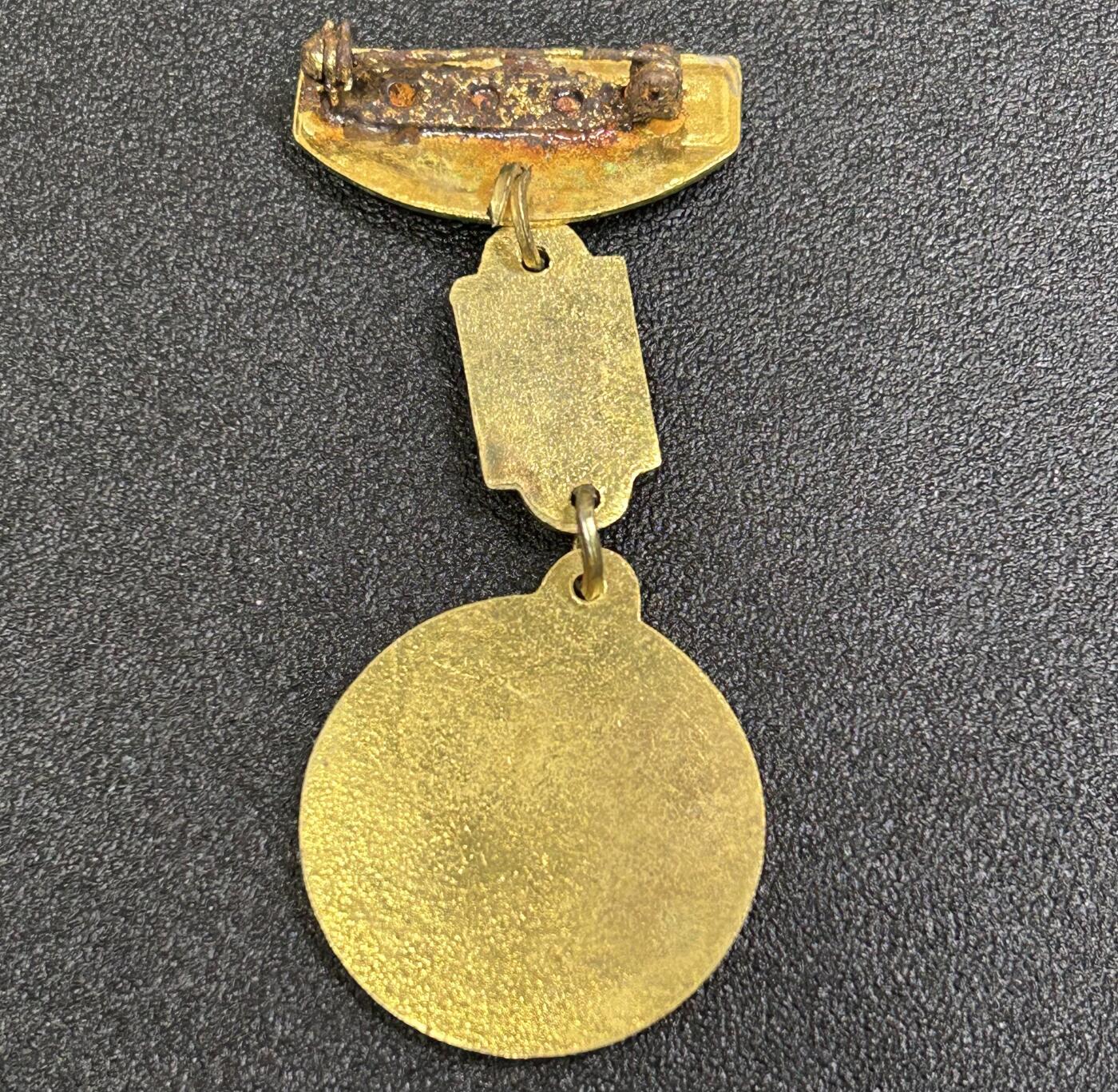 西秦中古拍卖第六十六期 伊拉克战争之母奖章 稀少 萨达姆时代 1992年1月1日设立，授予海湾战争及抗美有功的军人和平民