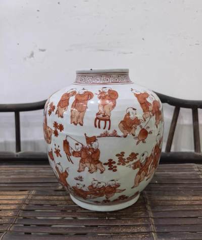 矾红婴戏图纹罐