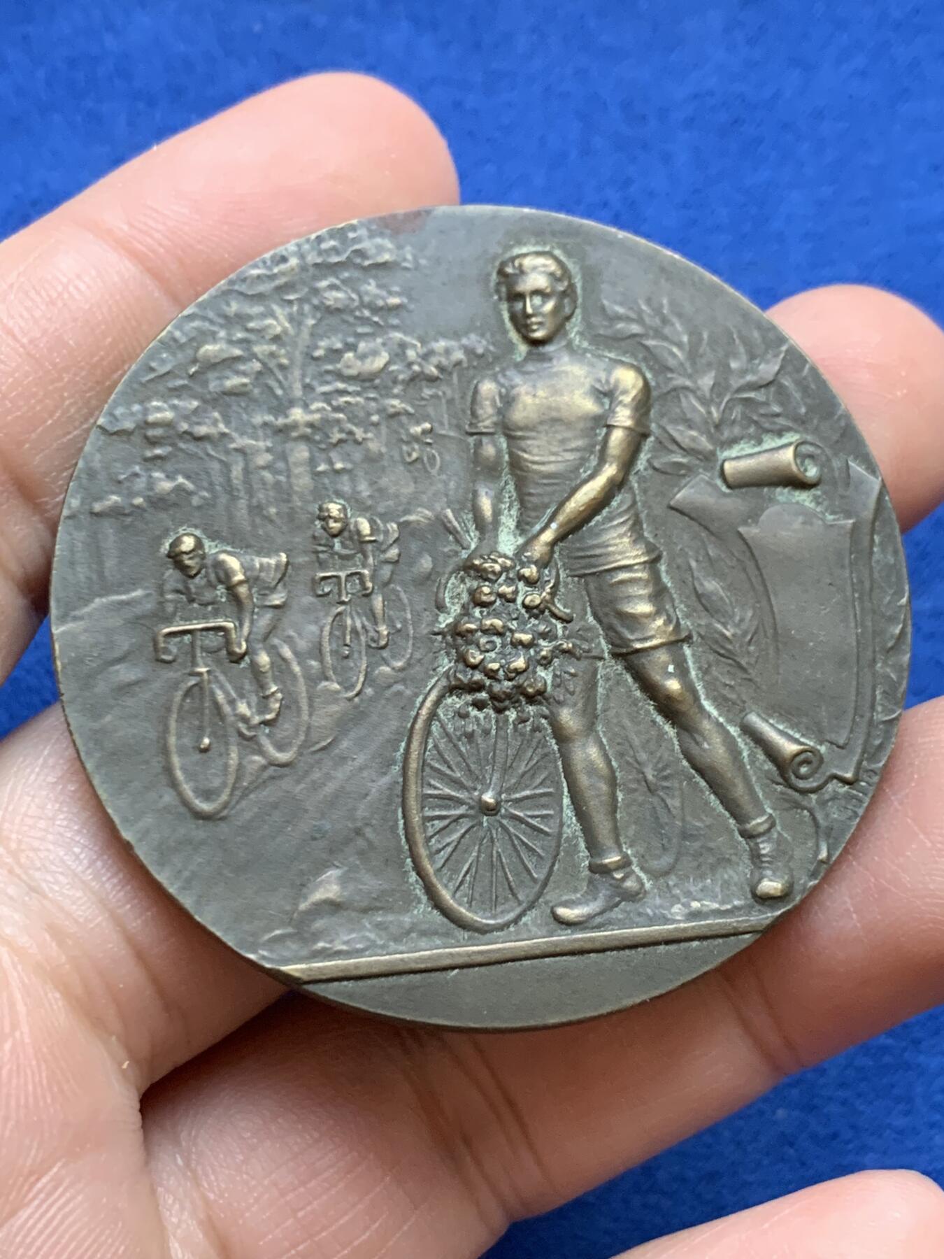 《竞宝斋》第439场 周日，周一，周二 3场连拍 （全场包邮） 1951年自行车纪念章，49.8mm，45克。